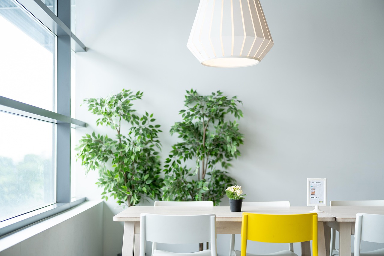 Funkcjonalne i stylowe drewniane stoły – inspiracje do każdego wnętrza